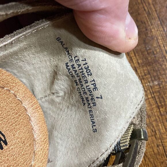 Minnetonka fringe flat taupe size 7 suede leather sandals - Picture 8 of 8